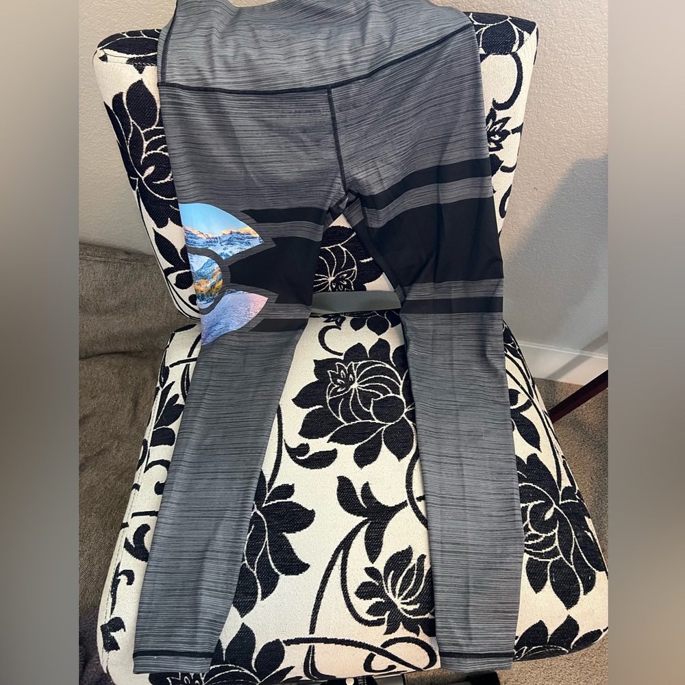 Colorado leggings. Size medium